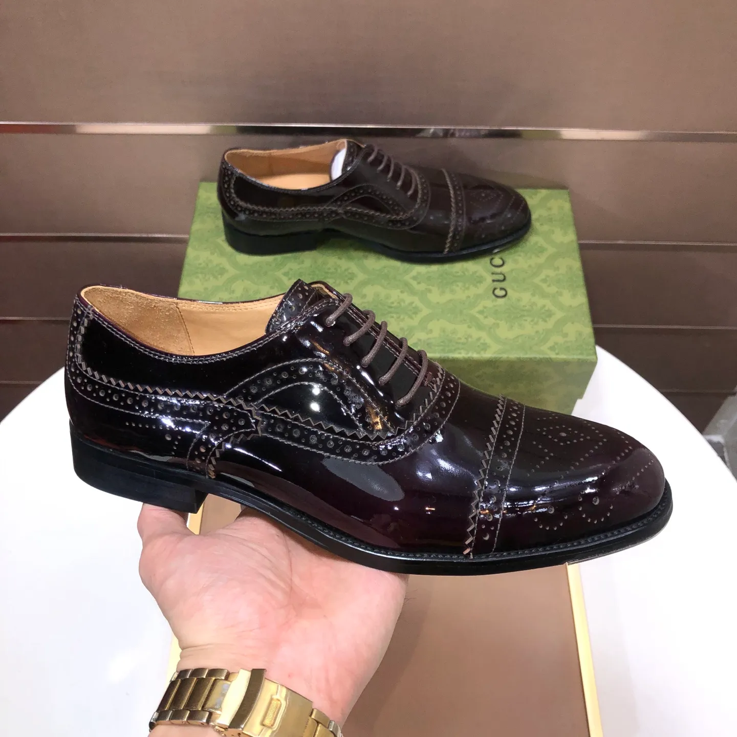 Men's shoes 💰660💰 Brand: GUCCI (Gucci) Standard code: Men's size 38/44 (45/46 can be customized) Grade: Same as the official website Original quality Material: Original cowhide Water-dyed cowhide lining Original rubber outsole Style category: Men's fashionable casual leather shoes Distinguished big-name luxury elements top luxury Color: Actual picture